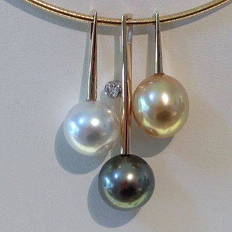 Gemma Gallery pearl pendant necklace.